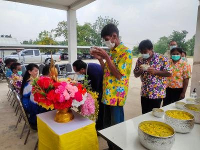 จัดกิจกรรมสรงน้ำพระพุทธรูป และรดน้ำดำหัวคณะผู้บริหาร และ ส.อบต.ด่านใน