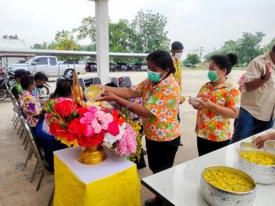 จัดกิจกรรมสรงน้ำพระพุทธรูป และรดน้ำดำหัวคณะผู้บริหาร และ ส.อบต.ด่านใน