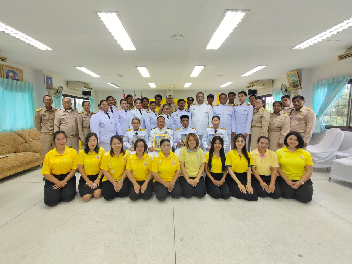 พิธีรับพระราชทานพระบรมฉายาลักษณ์ พระบาทสมเด็จพระเจ้าอยู่หัว และสมเด็จพระนางเจ้าฯ พระบรมราชินีนาถ