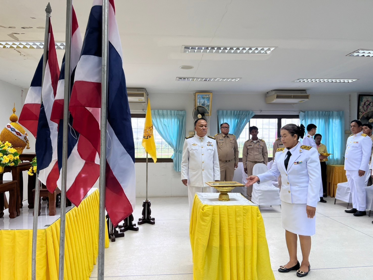 พิธีรับพระราชทานพระบรมฉายาลักษณ์ พระบาทสมเด็จพระเจ้าอยู่หัว และสมเด็จพระนางเจ้าฯ พระบรมราชินีนาถ