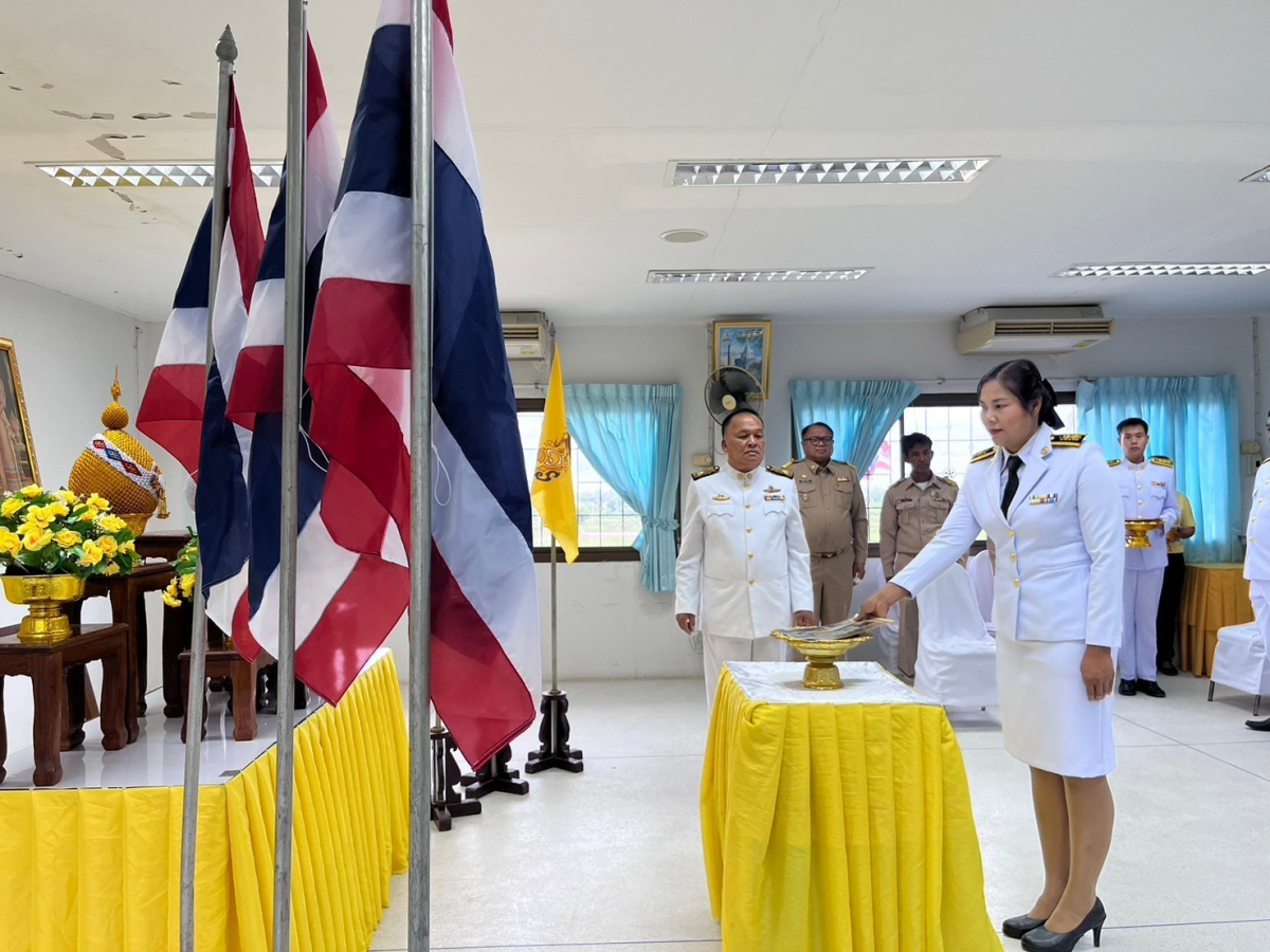 พิธีรับพระราชทานพระบรมฉายาลักษณ์ พระบาทสมเด็จพระเจ้าอยู่หัว และสมเด็จพระนางเจ้าฯ พระบรมราชินีนาถ