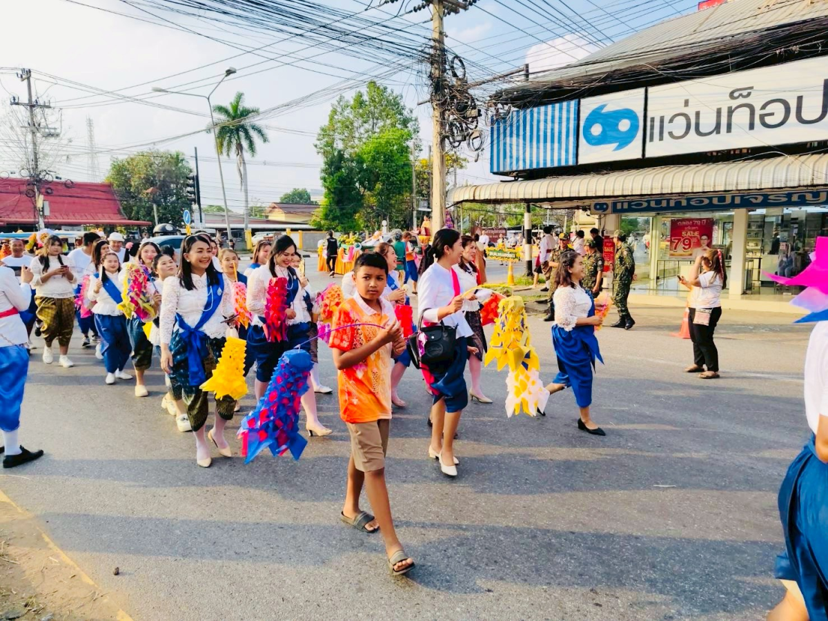 ภาพบรรยากาศพิธีไหลรถแห่ดอกไม้พวงมโหตรครอบเครื่องบูชาพ่อขุนทด ในวันที่ 25 กุมภาพันธ์ 2569  เริ่มเดินขบวนจากหน้าที่ว่าการอำเภอด่านขุนทดไปยังลานอนุสาวรีย์พ่อขุนทด 
