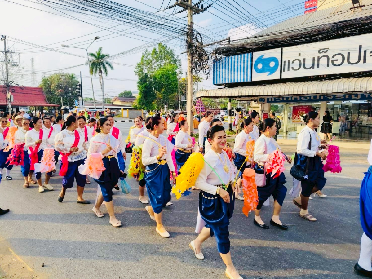 ภาพบรรยากาศพิธีไหลรถแห่ดอกไม้พวงมโหตรครอบเครื่องบูชาพ่อขุนทด ในวันที่ 25 กุมภาพันธ์ 2569  เริ่มเดินขบวนจากหน้าที่ว่าการอำเภอด่านขุนทดไปยังลานอนุสาวรีย์พ่อขุนทด 