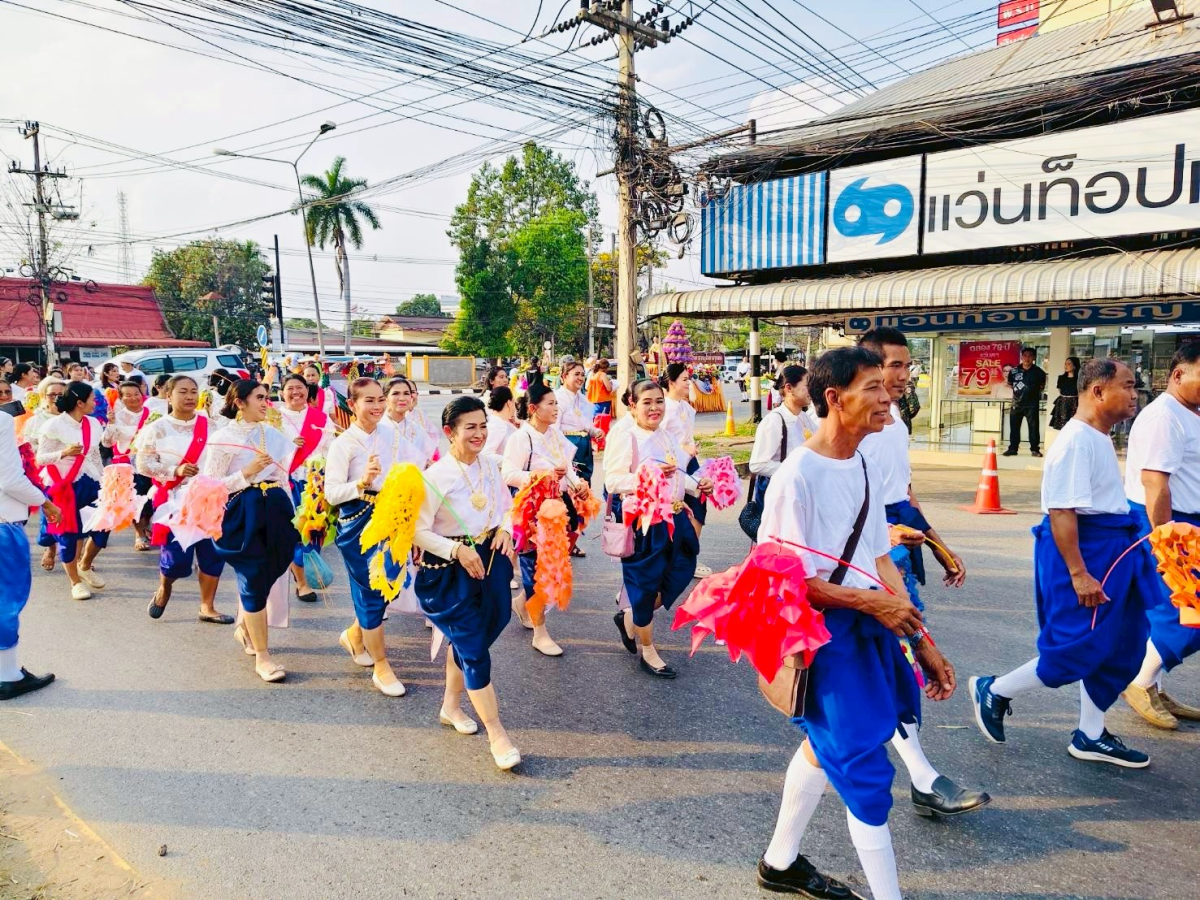 ภาพบรรยากาศพิธีไหลรถแห่ดอกไม้พวงมโหตรครอบเครื่องบูชาพ่อขุนทด ในวันที่ 25 กุมภาพันธ์ 2569  เริ่มเดินขบวนจากหน้าที่ว่าการอำเภอด่านขุนทดไปยังลานอนุสาวรีย์พ่อขุนทด 