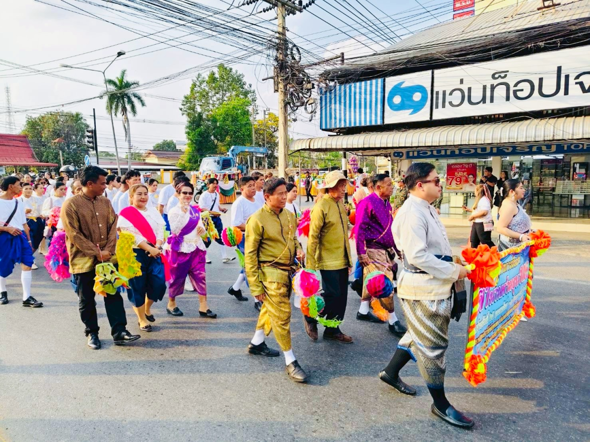 ภาพบรรยากาศพิธีไหลรถแห่ดอกไม้พวงมโหตรครอบเครื่องบูชาพ่อขุนทด ในวันที่ 25 กุมภาพันธ์ 2569  เริ่มเดินขบวนจากหน้าที่ว่าการอำเภอด่านขุนทดไปยังลานอนุสาวรีย์พ่อขุนทด 