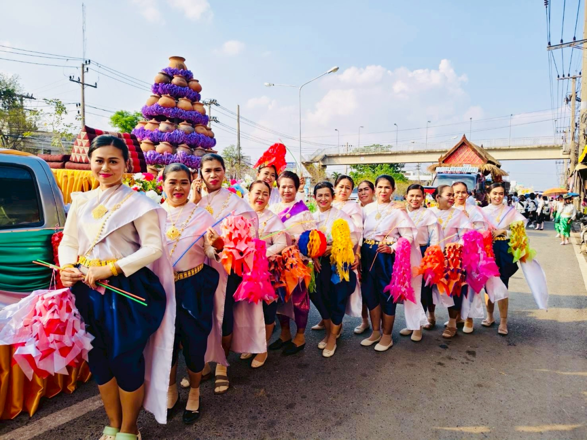 ภาพบรรยากาศพิธีไหลรถแห่ดอกไม้พวงมโหตรครอบเครื่องบูชาพ่อขุนทด ในวันที่ 25 กุมภาพันธ์ 2569  เริ่มเดินขบวนจากหน้าที่ว่าการอำเภอด่านขุนทดไปยังลานอนุสาวรีย์พ่อขุนทด 
