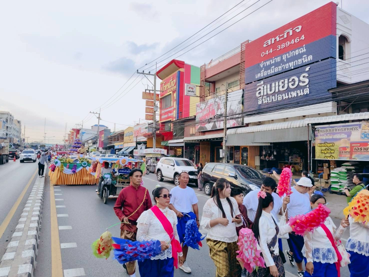 ภาพบรรยากาศพิธีไหลรถแห่ดอกไม้พวงมโหตรครอบเครื่องบูชาพ่อขุนทด ในวันที่ 25 กุมภาพันธ์ 2569  เริ่มเดินขบวนจากหน้าที่ว่าการอำเภอด่านขุนทดไปยังลานอนุสาวรีย์พ่อขุนทด 