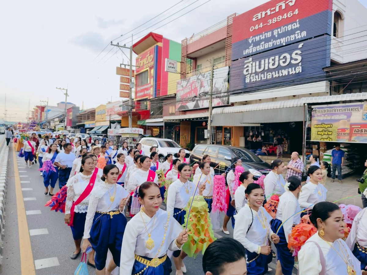 ภาพบรรยากาศพิธีไหลรถแห่ดอกไม้พวงมโหตรครอบเครื่องบูชาพ่อขุนทด ในวันที่ 25 กุมภาพันธ์ 2569  เริ่มเดินขบวนจากหน้าที่ว่าการอำเภอด่านขุนทดไปยังลานอนุสาวรีย์พ่อขุนทด 