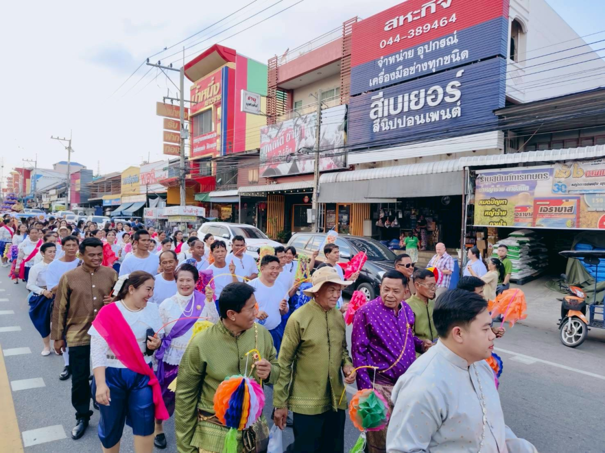 ภาพบรรยากาศพิธีไหลรถแห่ดอกไม้พวงมโหตรครอบเครื่องบูชาพ่อขุนทด ในวันที่ 25 กุมภาพันธ์ 2569  เริ่มเดินขบวนจากหน้าที่ว่าการอำเภอด่านขุนทดไปยังลานอนุสาวรีย์พ่อขุนทด 