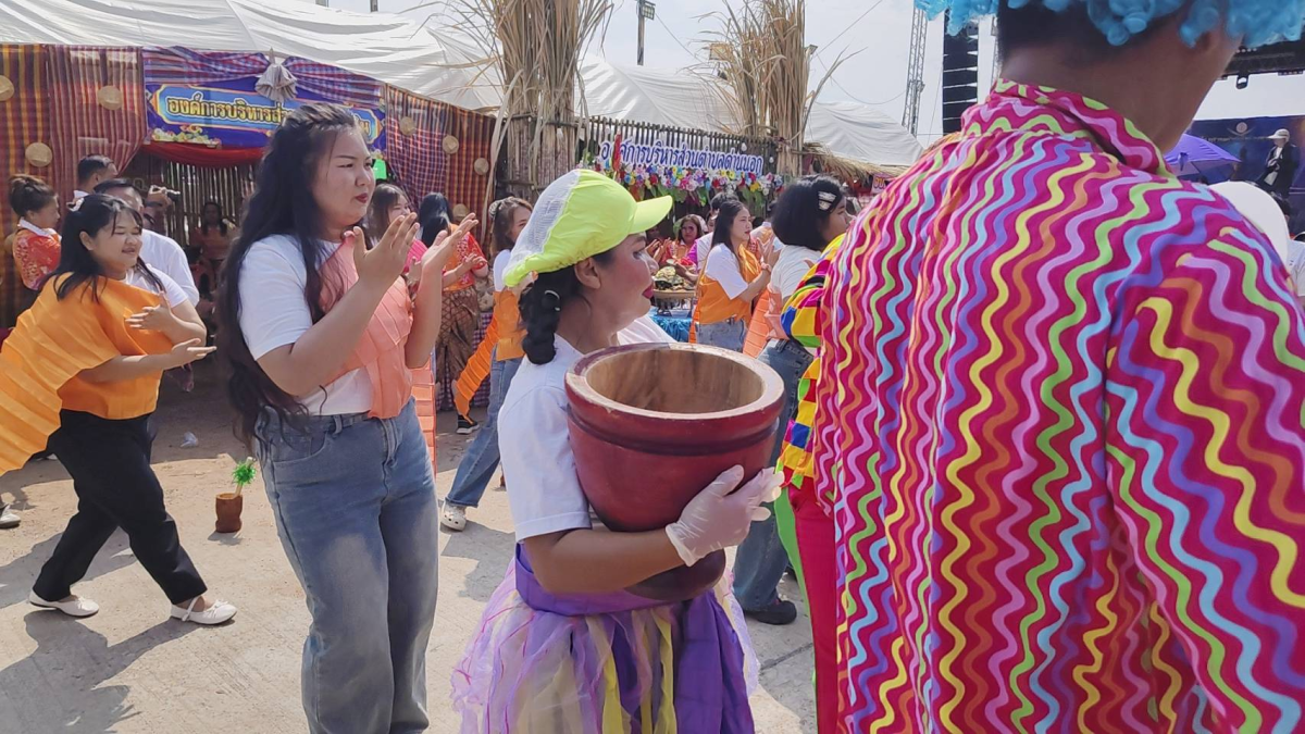 ภาพการประกวดขั่วหมี่ ตำส้มลีลา/น้ำพริก ปลาเผา สะเดาหวาน ในวันที่ 26 กุมภาพันธ์ 2569 ณ เวทีกลางหน้าเทศบาลตำบลด่านขุนทด