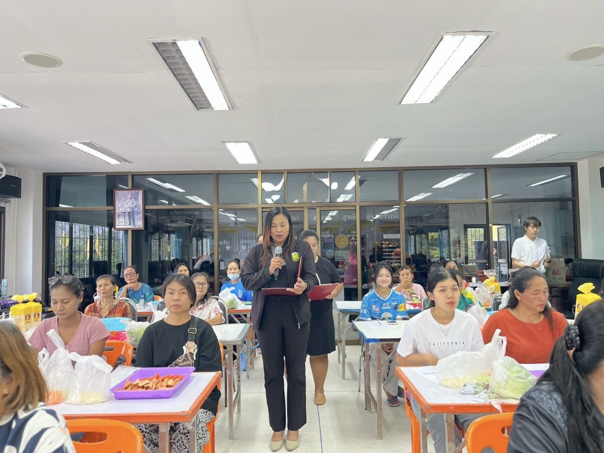โครงการฝึกอบรมอาชีพและส่งเสริม อาชีพให้กับประชาชน (การทำขนมแซนวิชและสลัดโรล)