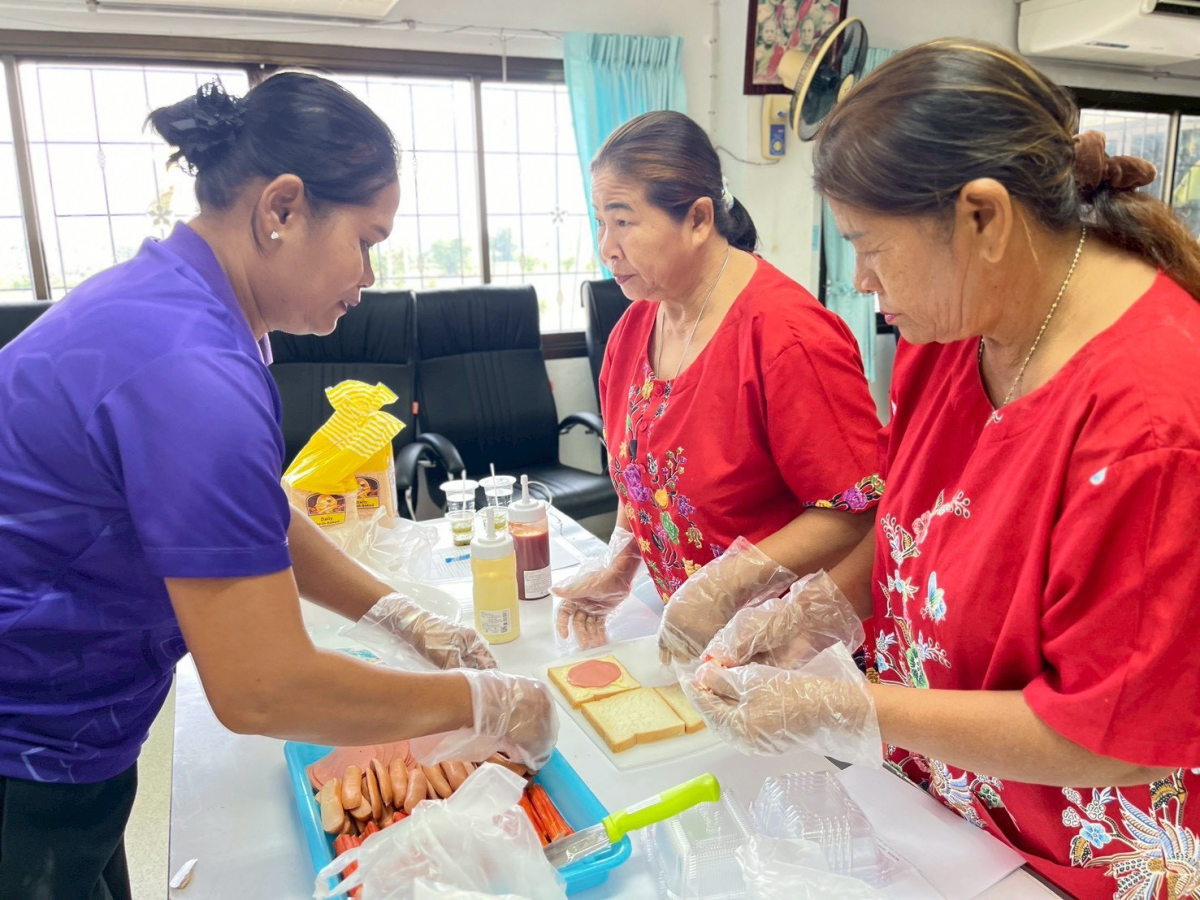 โครงการฝึกอบรมอาชีพและส่งเสริม อาชีพให้กับประชาชน (การทำขนมแซนวิชและสลัดโรล)