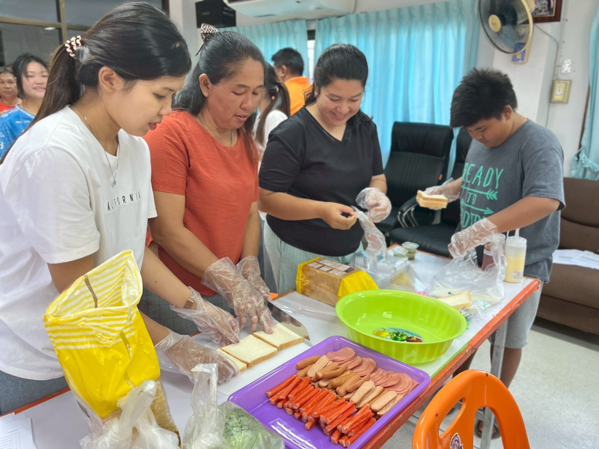 โครงการฝึกอบรมอาชีพและส่งเสริม อาชีพให้กับประชาชน (การทำขนมแซนวิชและสลัดโรล)
