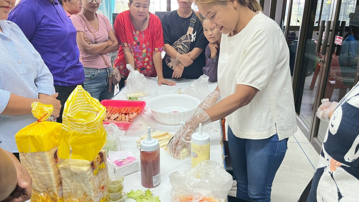 โครงการฝึกอบรมอาชีพและส่งเสริม อาชีพให้กับประชาชน (การทำขนมแซนวิชและสลัดโรล)