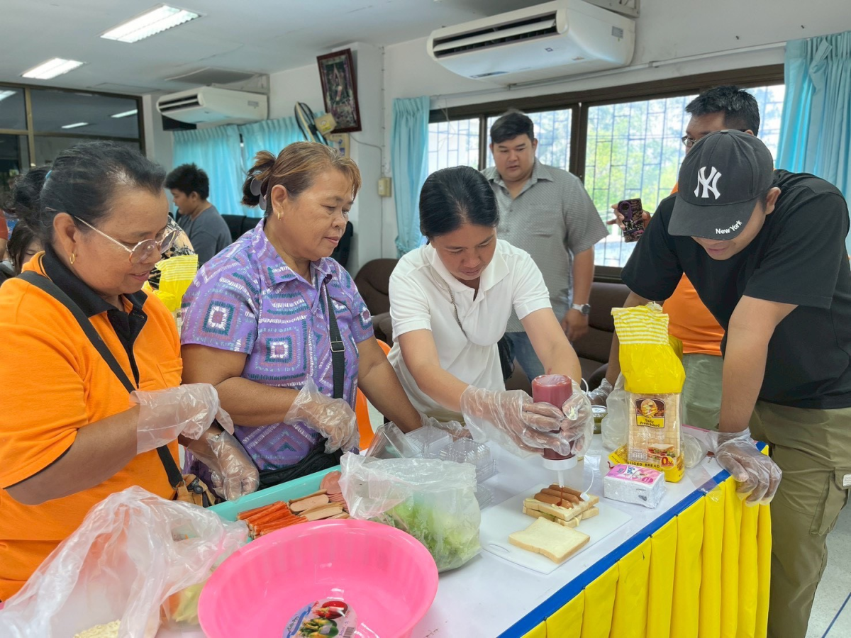 โครงการฝึกอบรมอาชีพและส่งเสริม อาชีพให้กับประชาชน (การทำขนมแซนวิชและสลัดโรล)