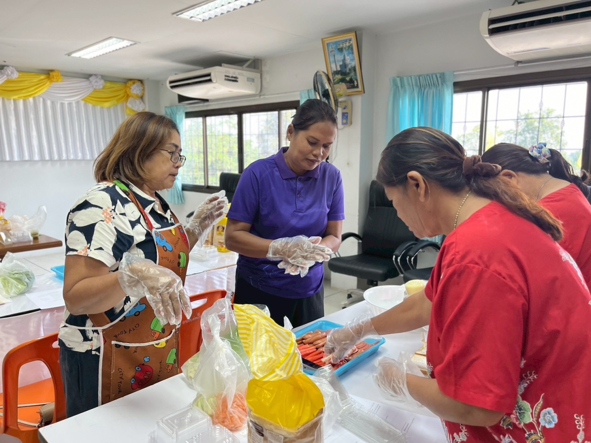 โครงการฝึกอบรมอาชีพและส่งเสริม อาชีพให้กับประชาชน (การทำขนมแซนวิชและสลัดโรล)