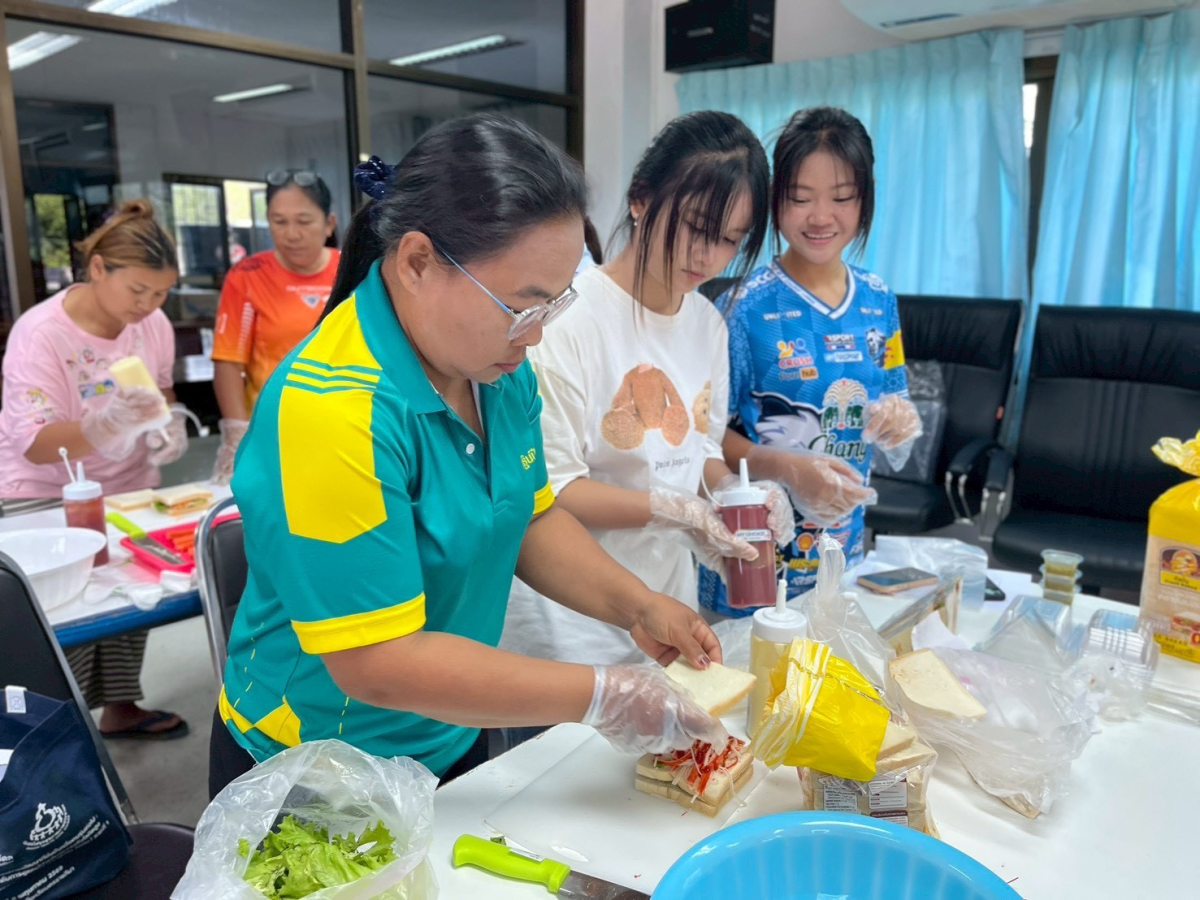 โครงการฝึกอบรมอาชีพและส่งเสริม อาชีพให้กับประชาชน (การทำขนมแซนวิชและสลัดโรล)
