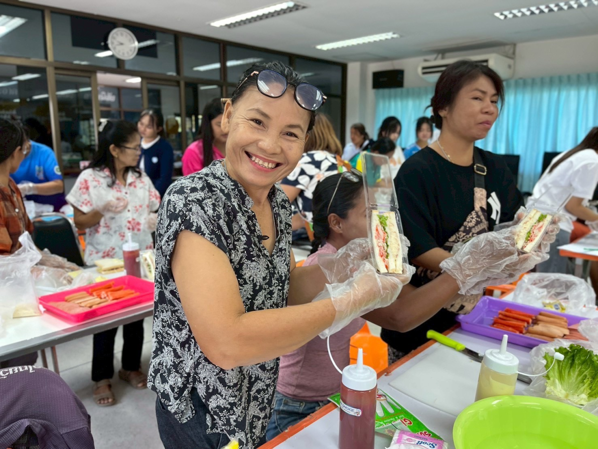 โครงการฝึกอบรมอาชีพและส่งเสริม อาชีพให้กับประชาชน (การทำขนมแซนวิชและสลัดโรล)