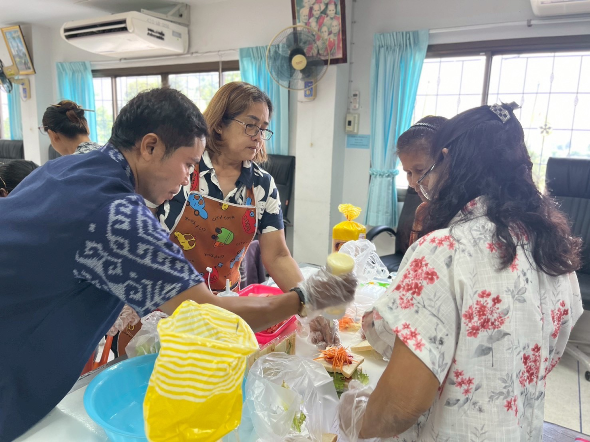 โครงการฝึกอบรมอาชีพและส่งเสริม อาชีพให้กับประชาชน (การทำขนมแซนวิชและสลัดโรล)