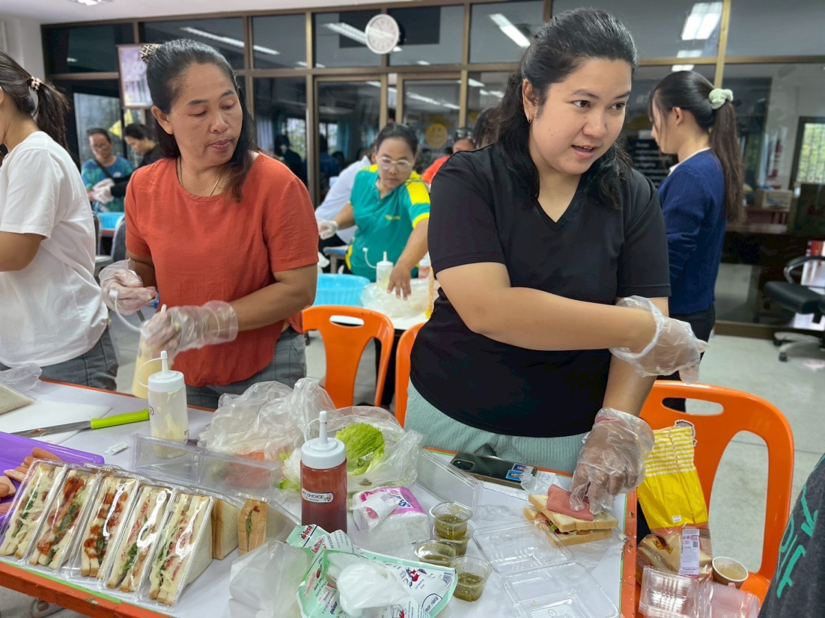 โครงการฝึกอบรมอาชีพและส่งเสริม อาชีพให้กับประชาชน (การทำขนมแซนวิชและสลัดโรล)