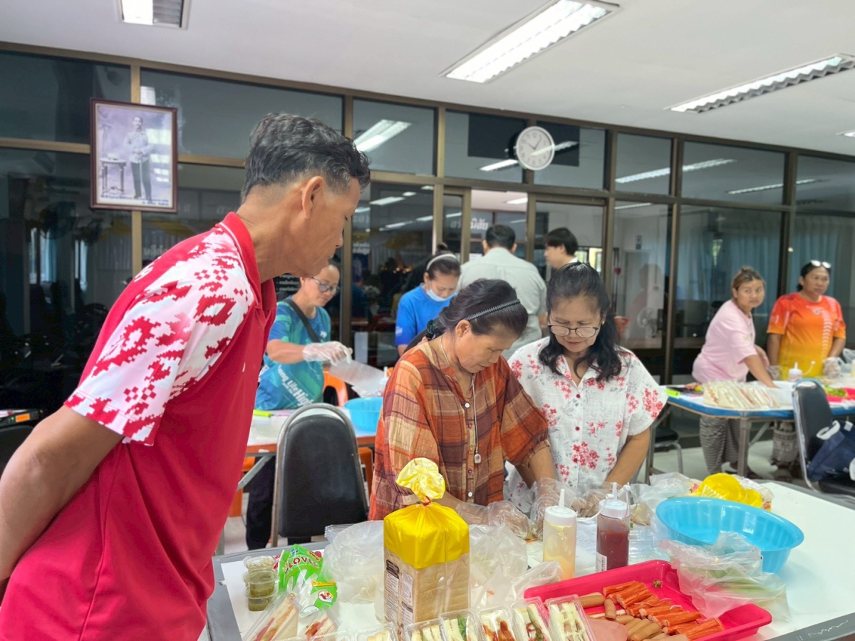 โครงการฝึกอบรมอาชีพและส่งเสริม อาชีพให้กับประชาชน (การทำขนมแซนวิชและสลัดโรล)