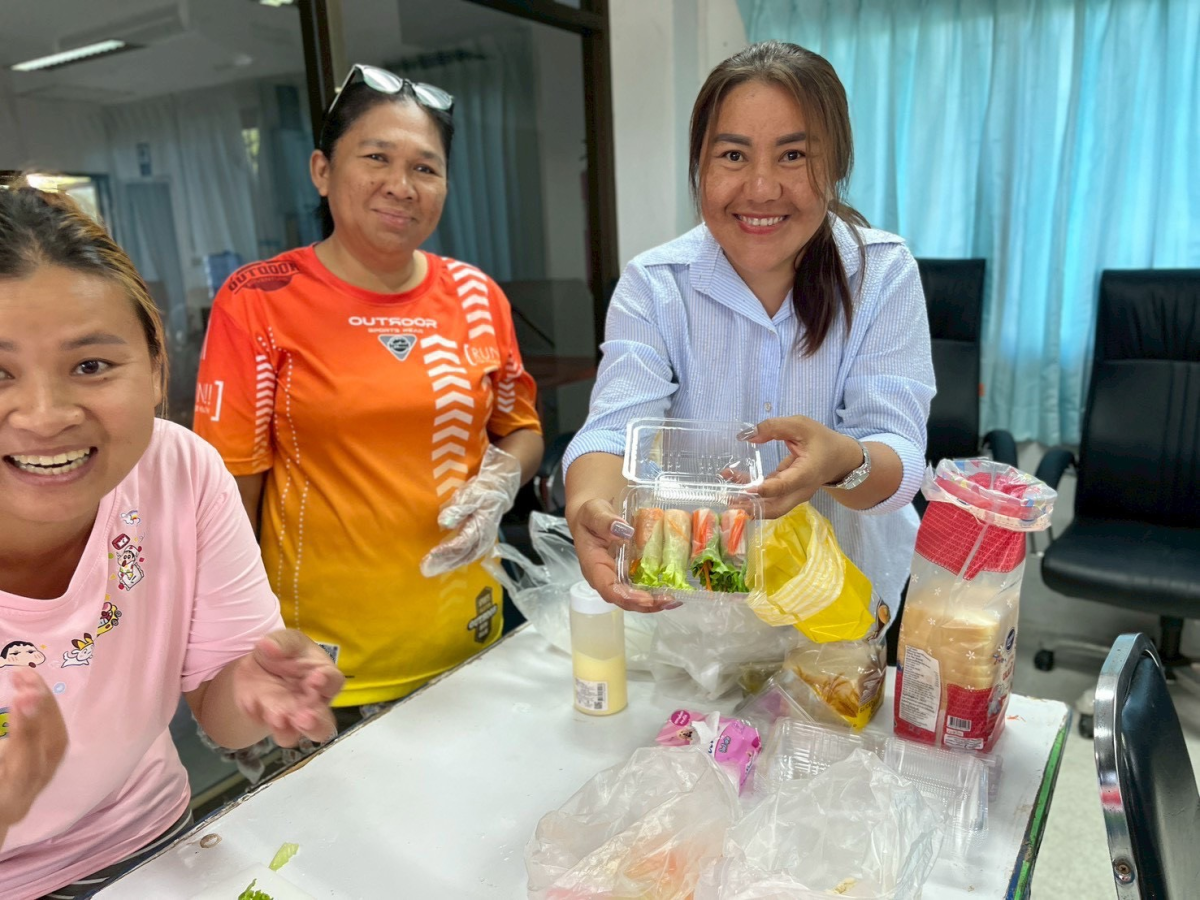 โครงการฝึกอบรมอาชีพและส่งเสริม อาชีพให้กับประชาชน (การทำขนมแซนวิชและสลัดโรล)