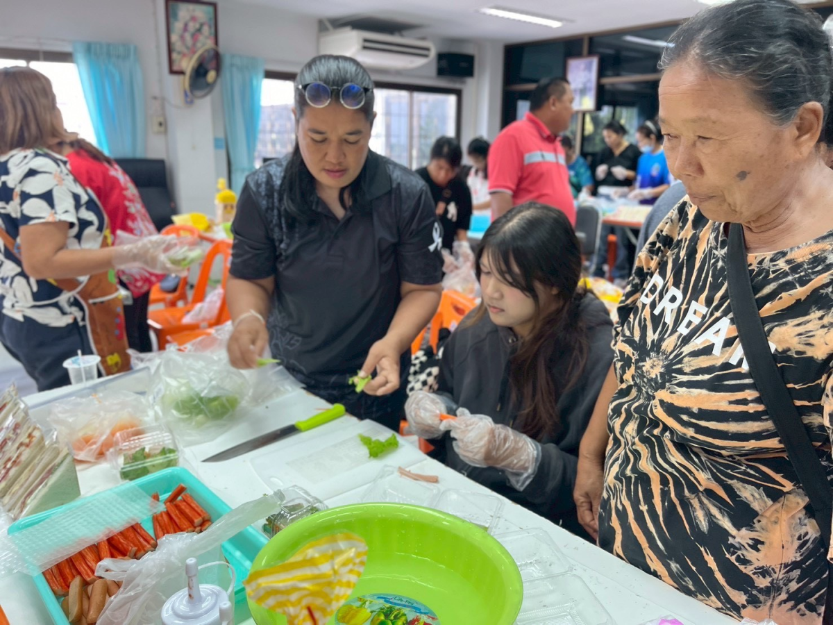 โครงการฝึกอบรมอาชีพและส่งเสริม อาชีพให้กับประชาชน (การทำขนมแซนวิชและสลัดโรล)